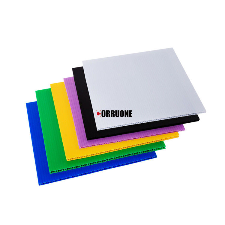 Le panneau cannelé par Correx blanc de panneau de pp 4x8 4mm 5mm Correx a adapté aux besoins du client
