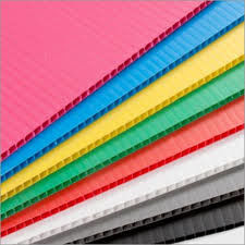 Rouge bleu réutilisé a ridé les feuilles en plastique 10mm pp en carton ondulé