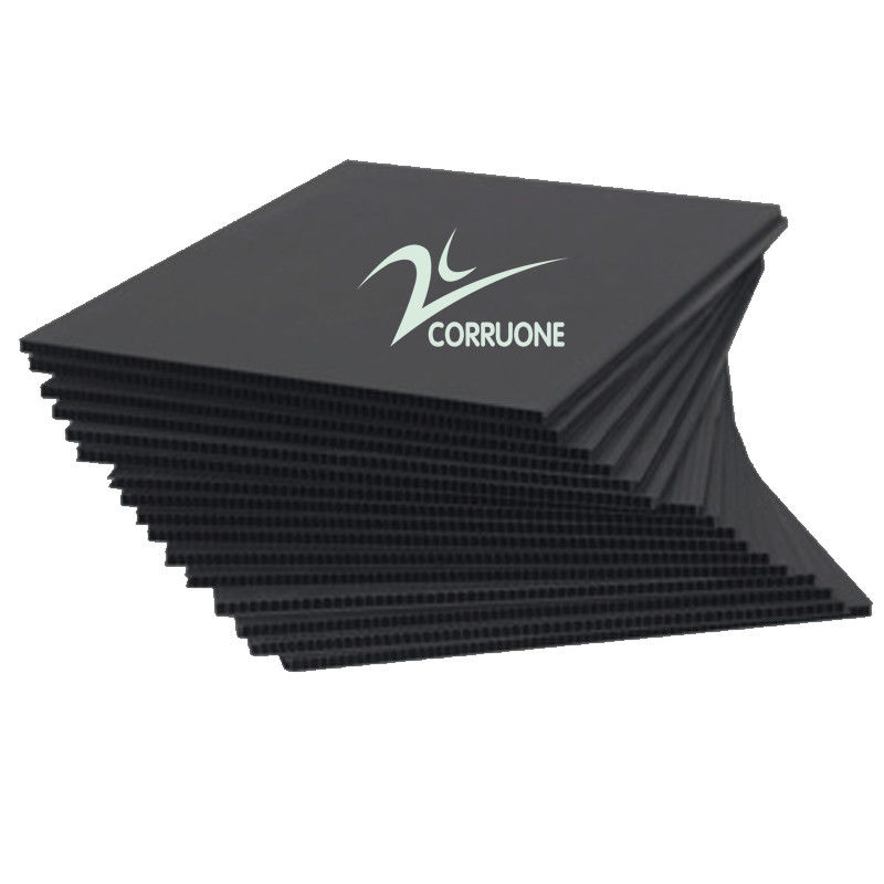 Une boîte de coroplastes revêtue de revêtements UV Une solution flexible pour la manipulation de l'impression